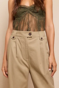 Pantalón de sarga con pinzas trabillas para el cinturón bolsillos funcionales laterales pernera ancha cierre mediante cremallera oculta y botón