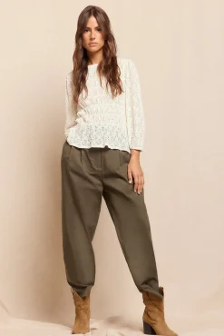 Pantalón de sarga con pinzas trabillas para el cinturón bolsillos funcionales laterales pernera ancha cierre mediante cremallera oculta y botón