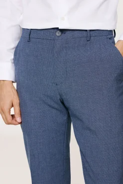 Pantalón de traje Slim Fit confeccionado con materiales reciclados.