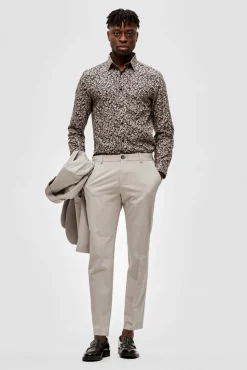 Pantalón de traje slim fit elaborado con materiales reciclados.