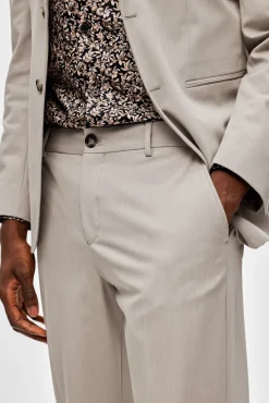 Pantalón de traje slim fit elaborado con materiales reciclados.