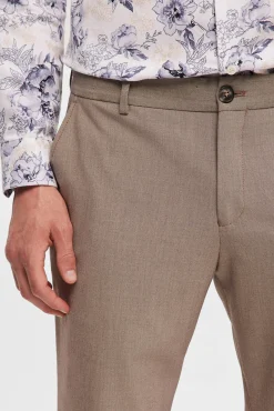 Pantalón formal slim fit.