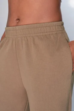 Pantalón recto ancho canalé marrón