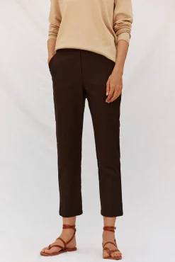 Pantalón recto con goma en la espalda