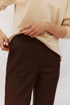 Pantalón recto con goma en la espalda