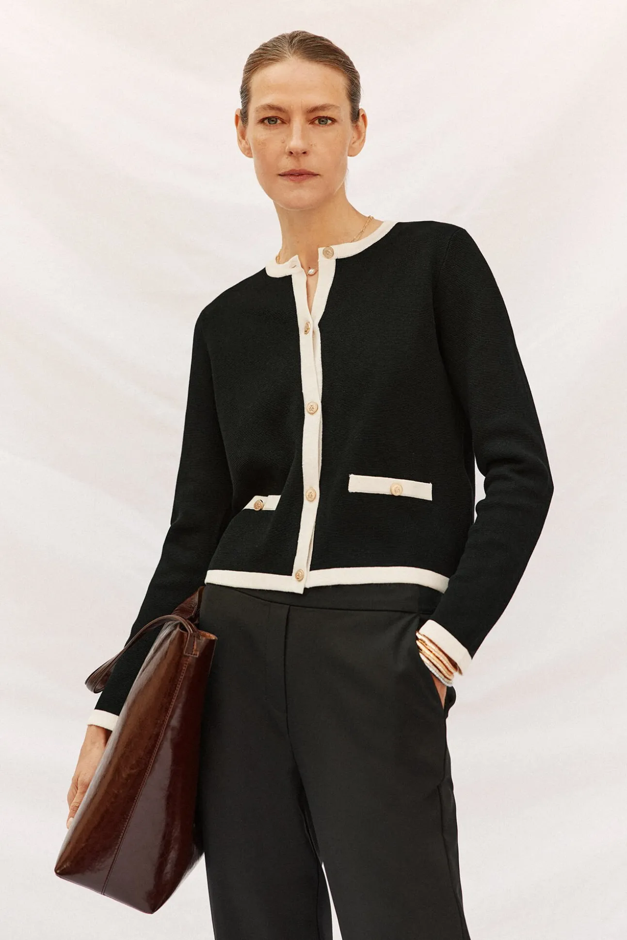 Pantalón recto con goma en la espalda