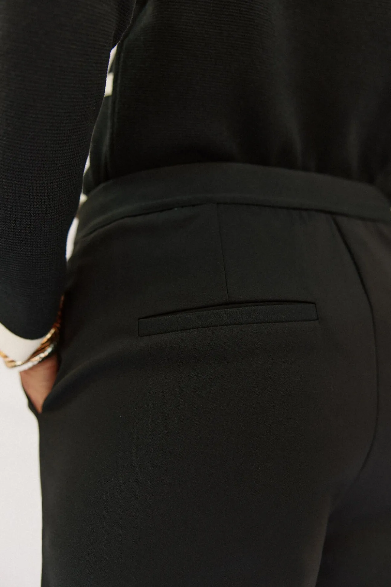 Pantalón recto con goma en la espalda