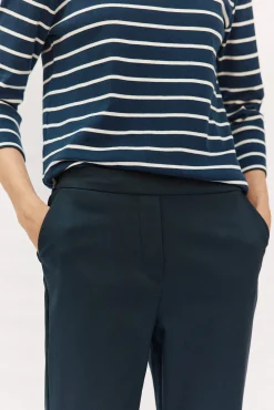 Pantalón recto con goma en la espalda