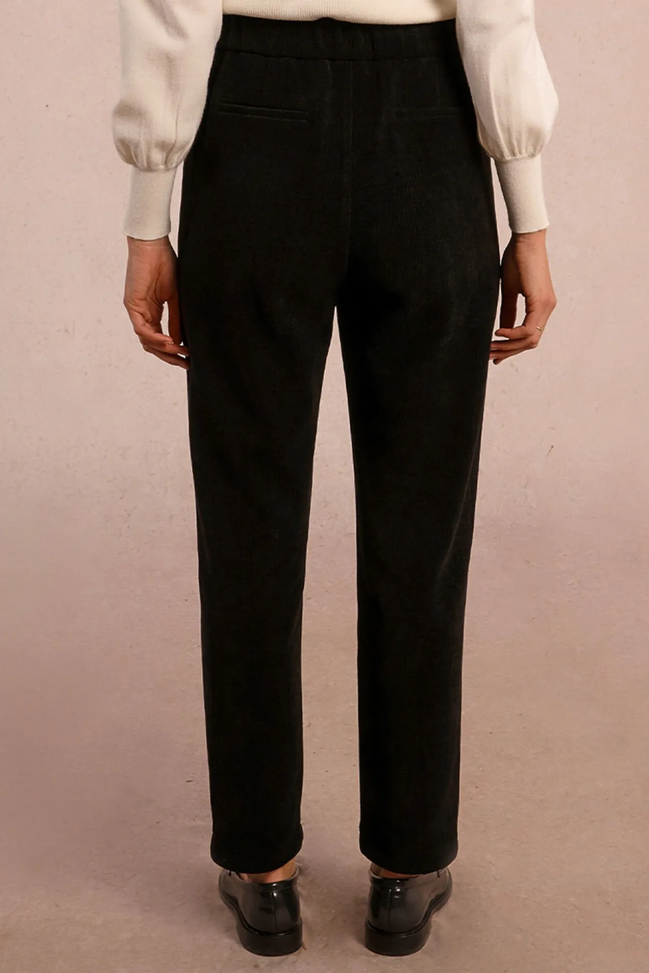 Pantalón tobillero en tejido de micropana