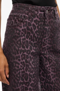 Pantalón vaquero estampado leopardo