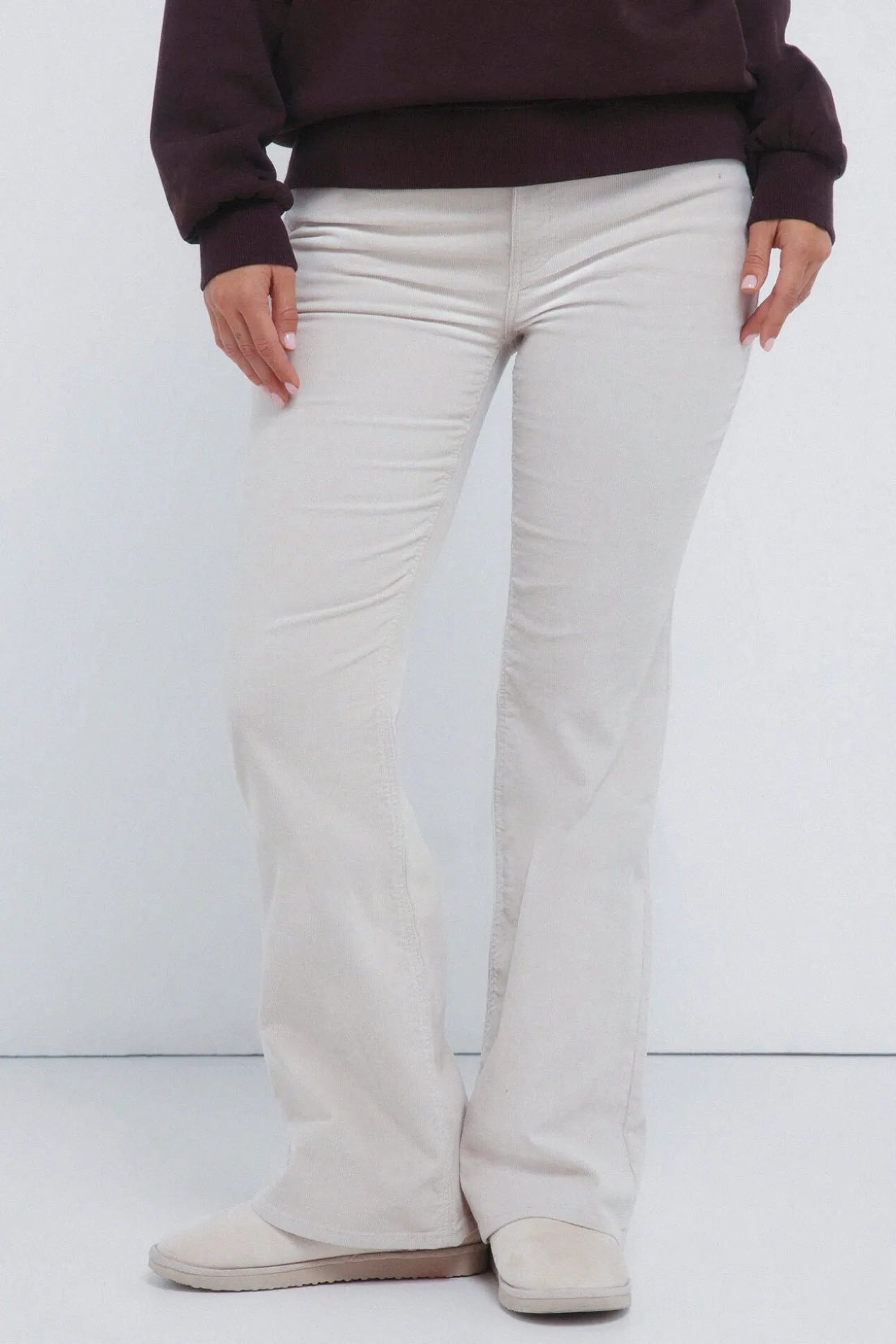 Pantalones pana low flare