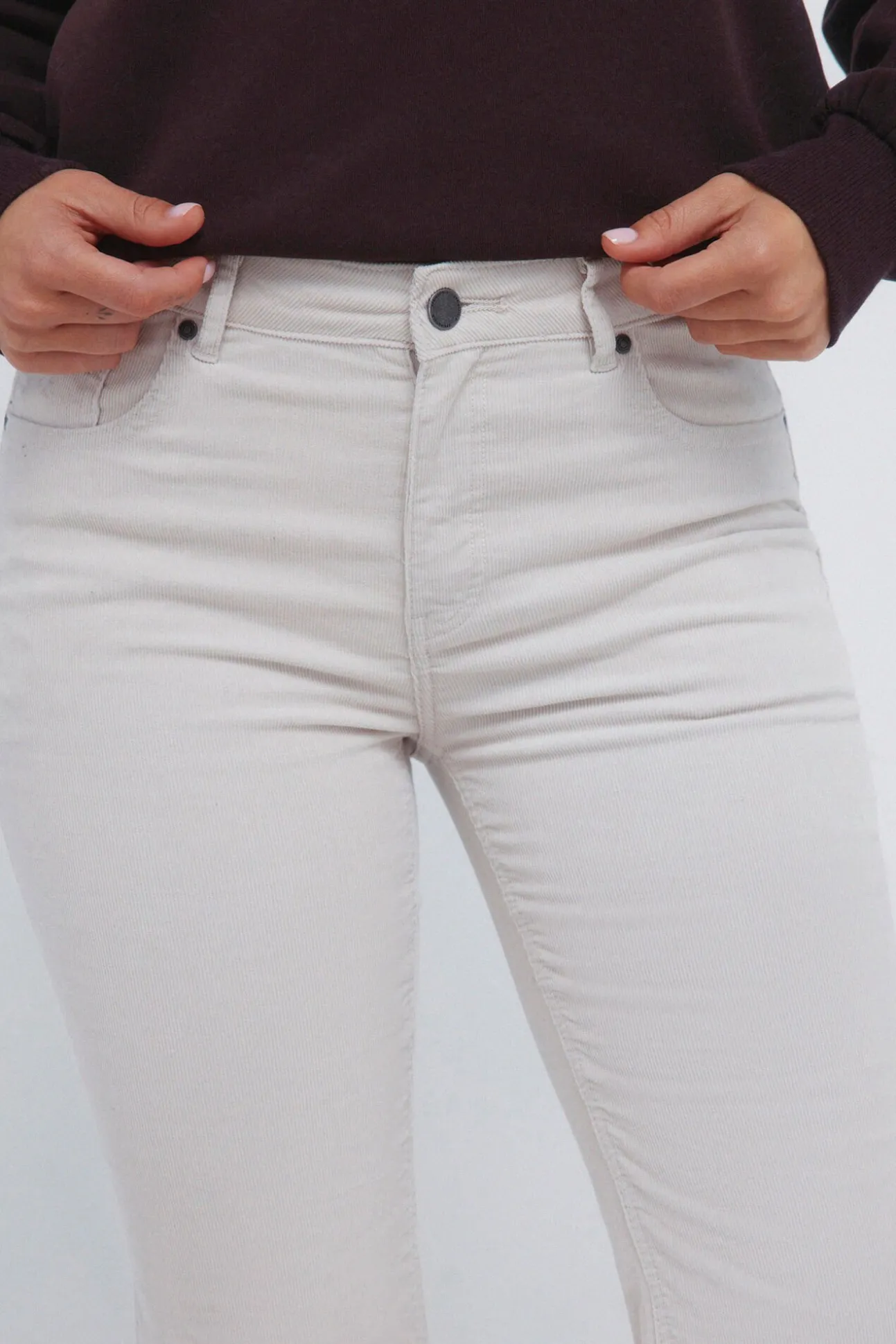 Pantalones pana low flare