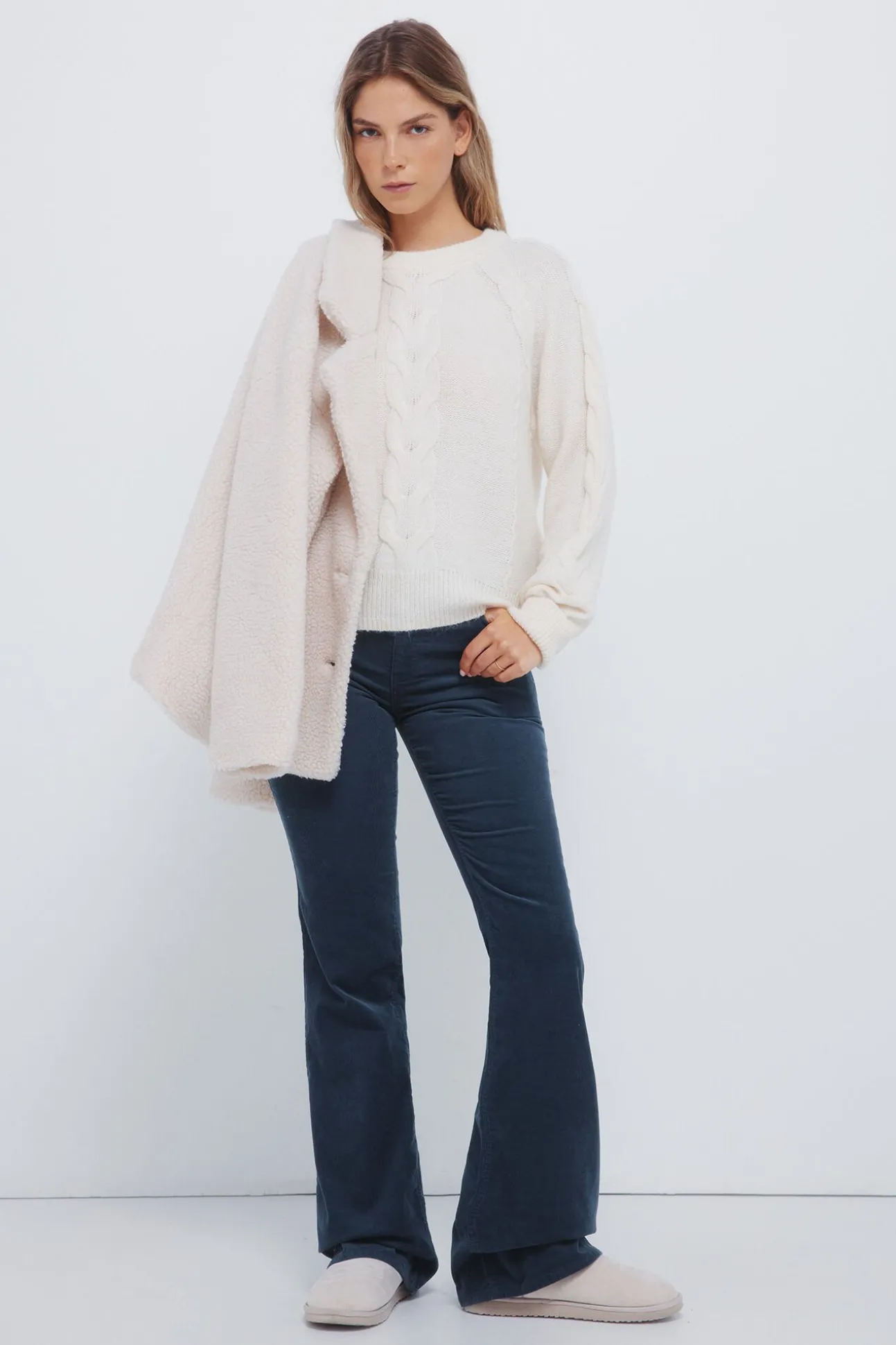 Pantalones pana low flare