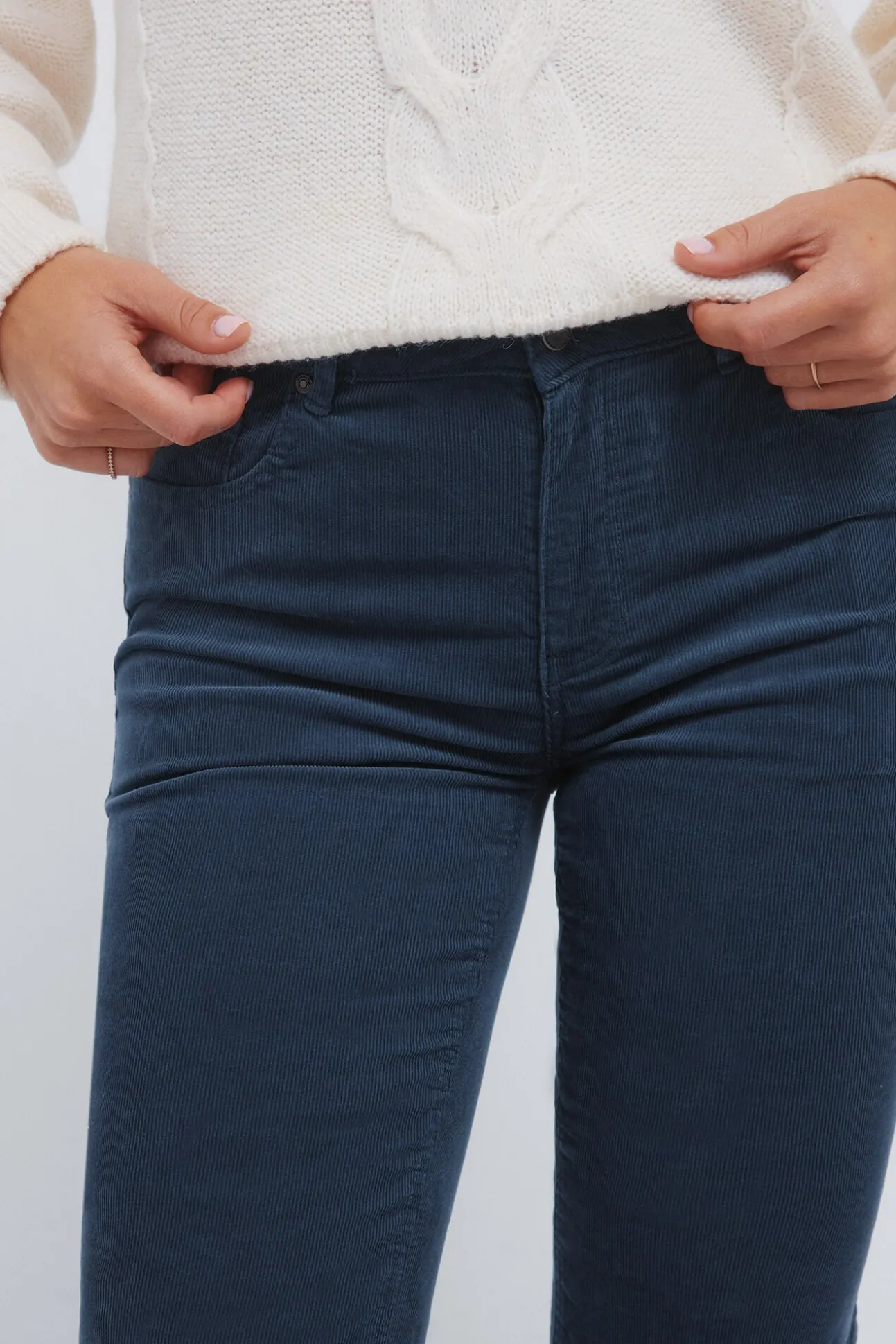 Pantalones pana low flare