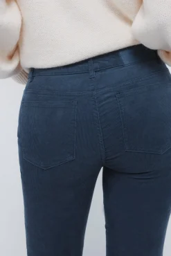 Pantalones pana low flare