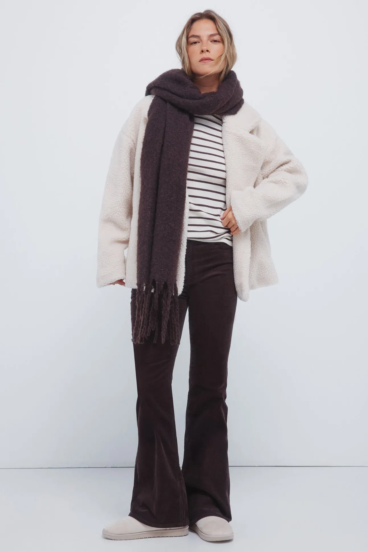 Pantalones pana low flare