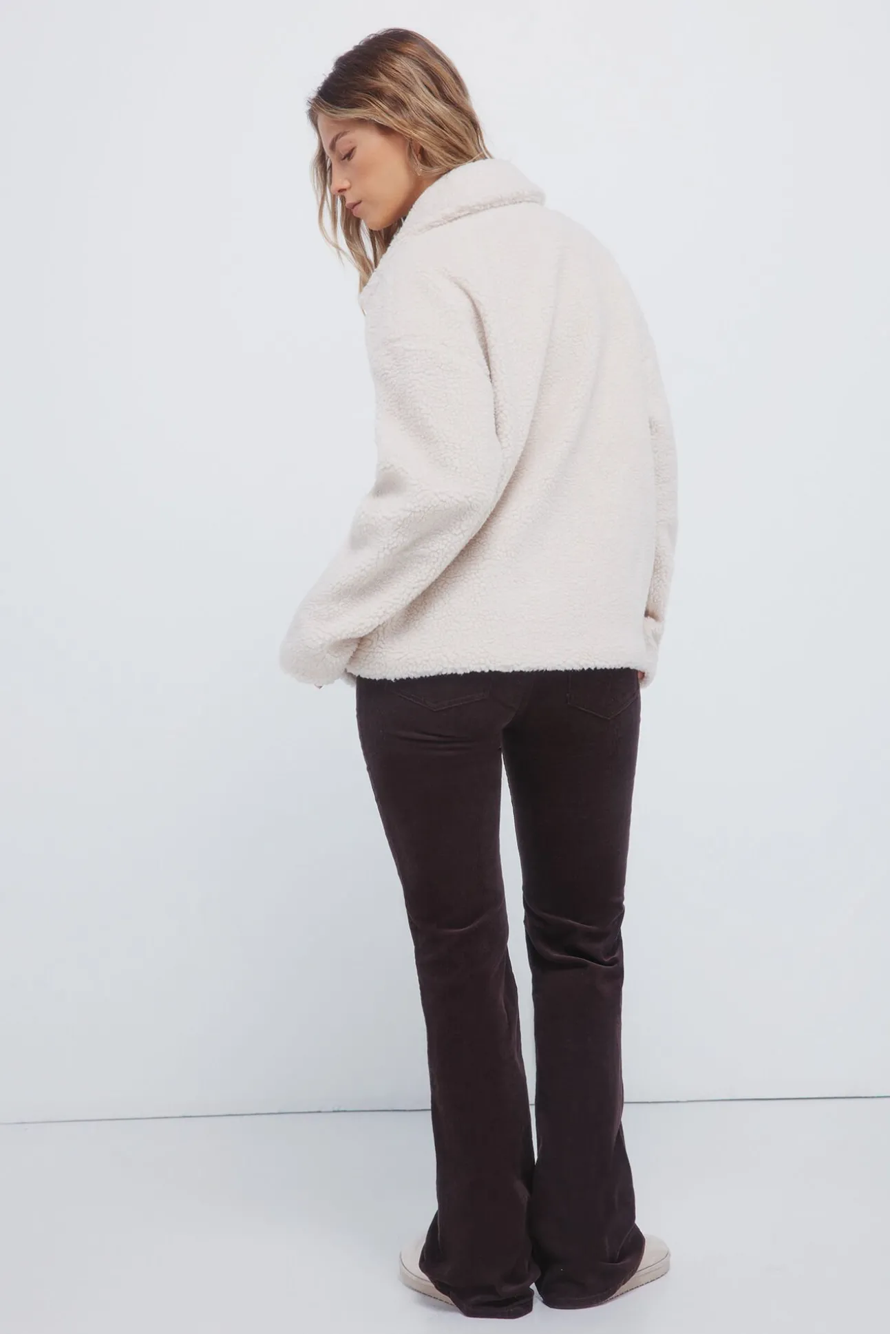 Pantalones pana low flare