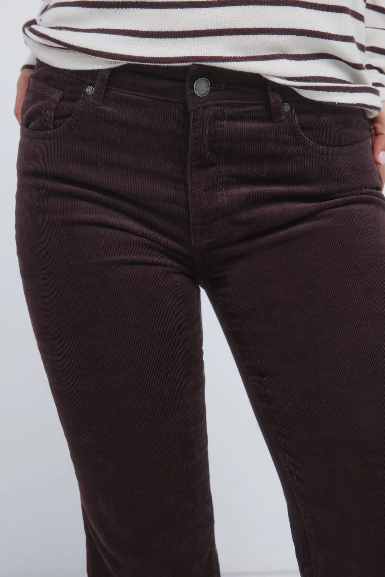 Pantalones pana low flare