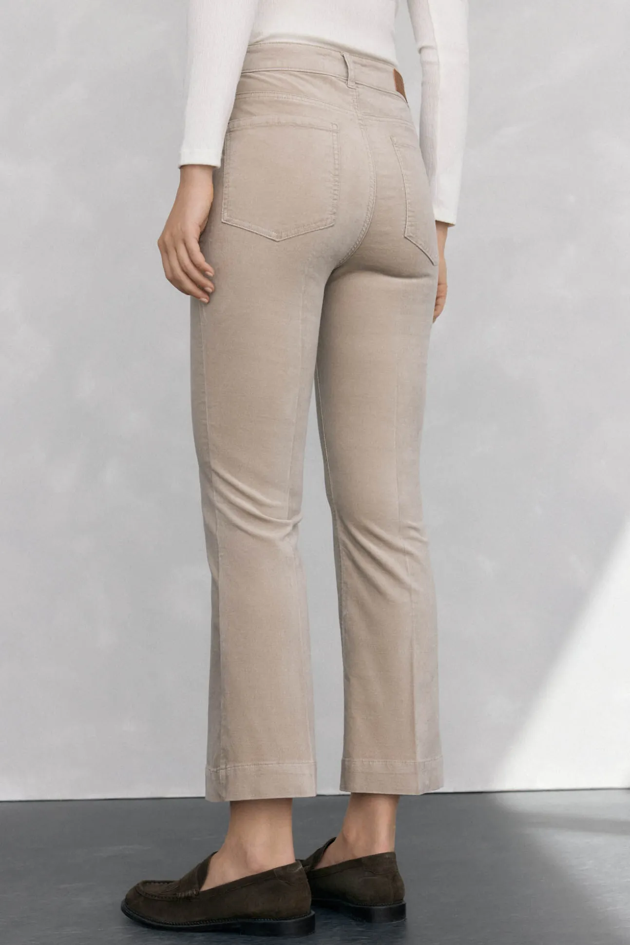 Pantalones terciopelo flare cropped