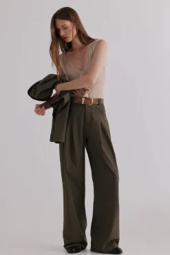 Paola. Pantalones con pliegues