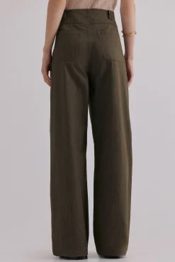Paola. Pantalones con pliegues