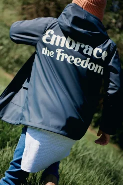 Parka azul marino frase niño