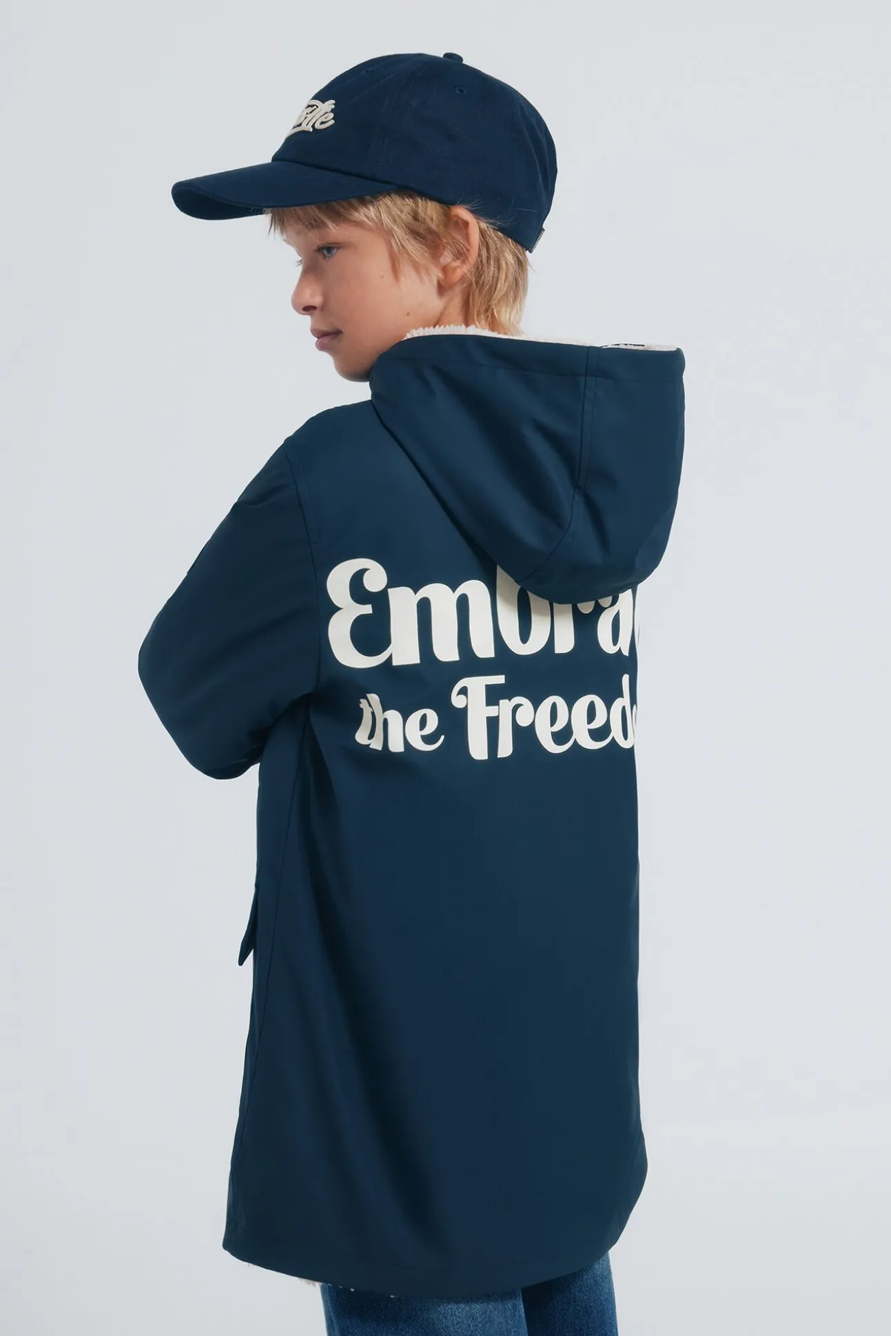 Parka azul marino frase niño