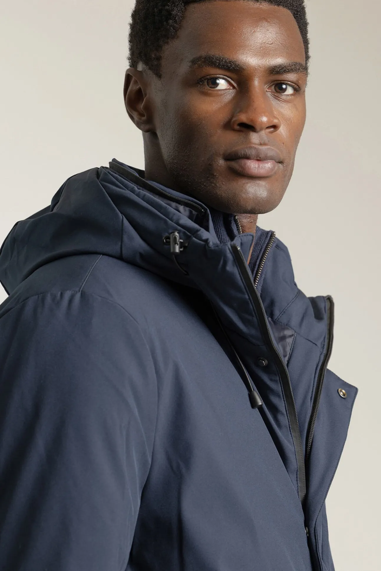 Parka técnica capucha arena