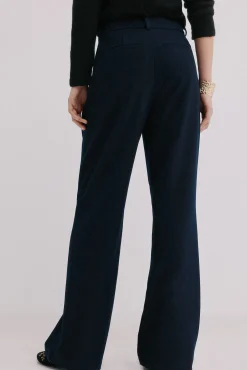 Peggy. Pantalones con pliegues