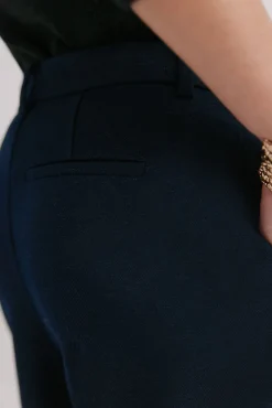 Peggy. Pantalones con pliegues