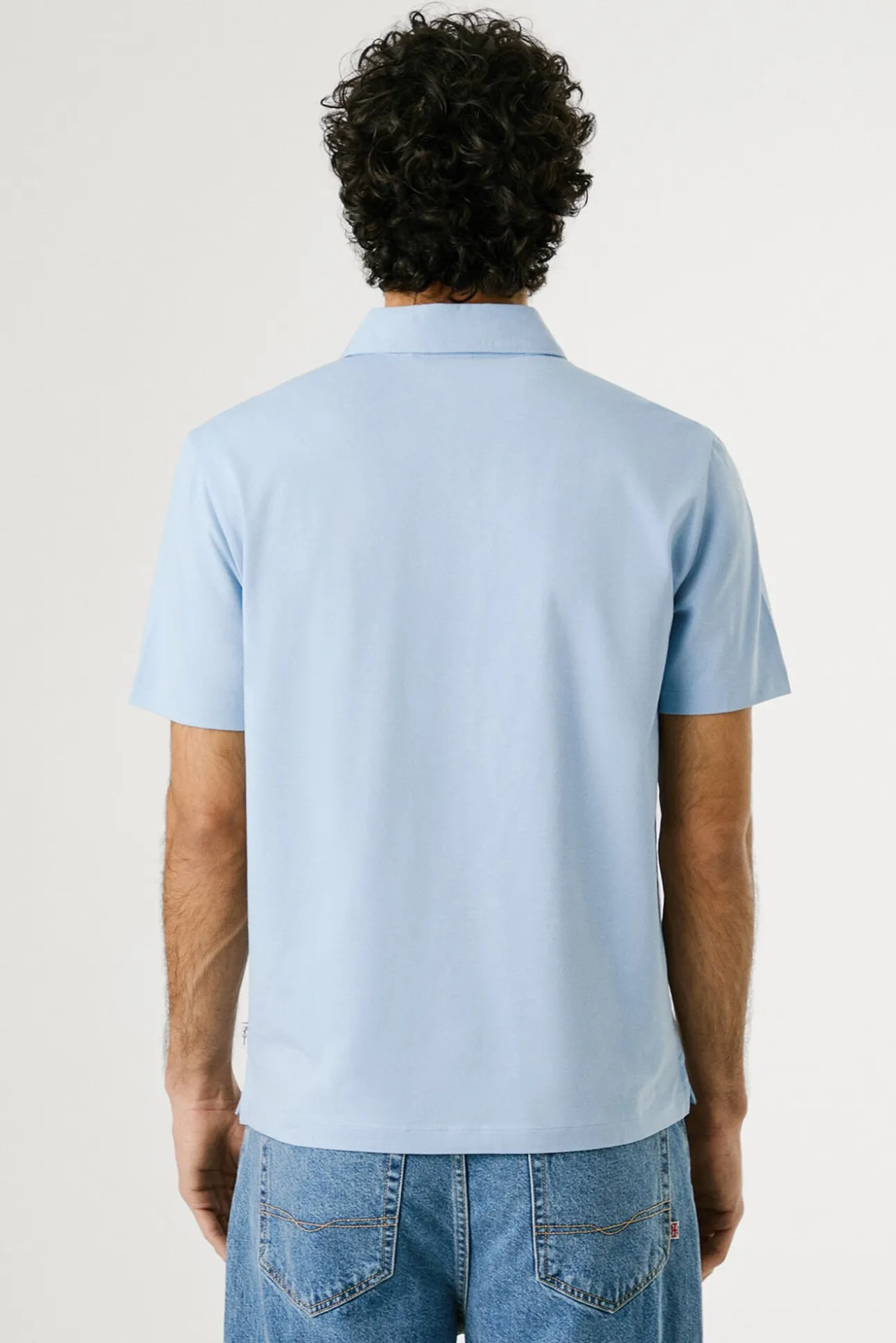 Polo de manga corto con triple botón y logo en el pecho