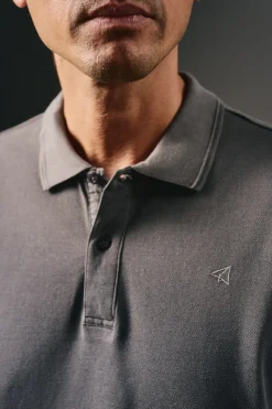 Polo piqué lavado bordado avión