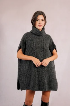 Poncho asimétrico con cuello alto