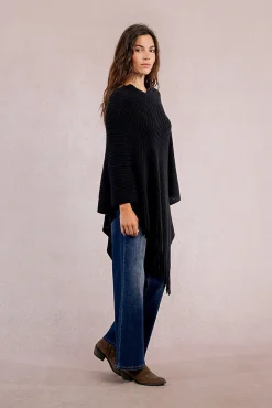 Poncho asimétrico con flecos