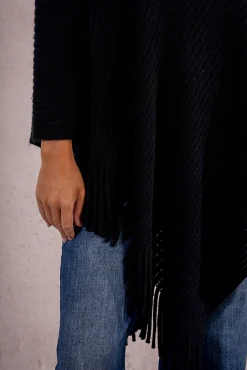 Poncho asimétrico con flecos