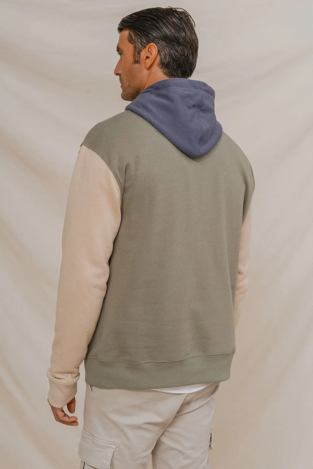 Sudadera canguro tricolor