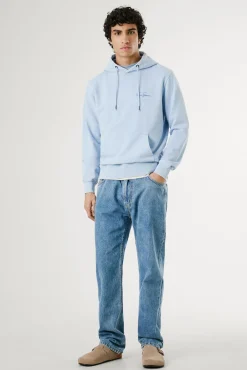 Sudadera lavada con logo pequeño frontal y logo grande en la espalda.