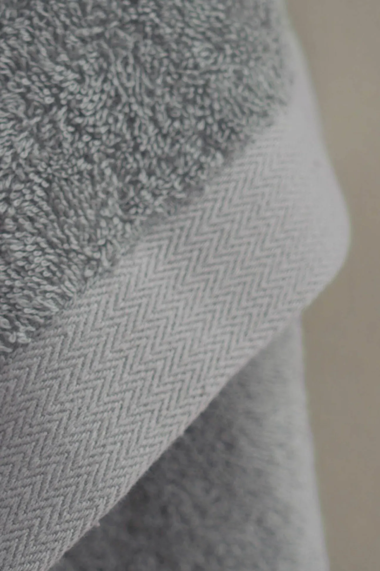 Toalla tocador wonder 550g rizo americano gris 30x50