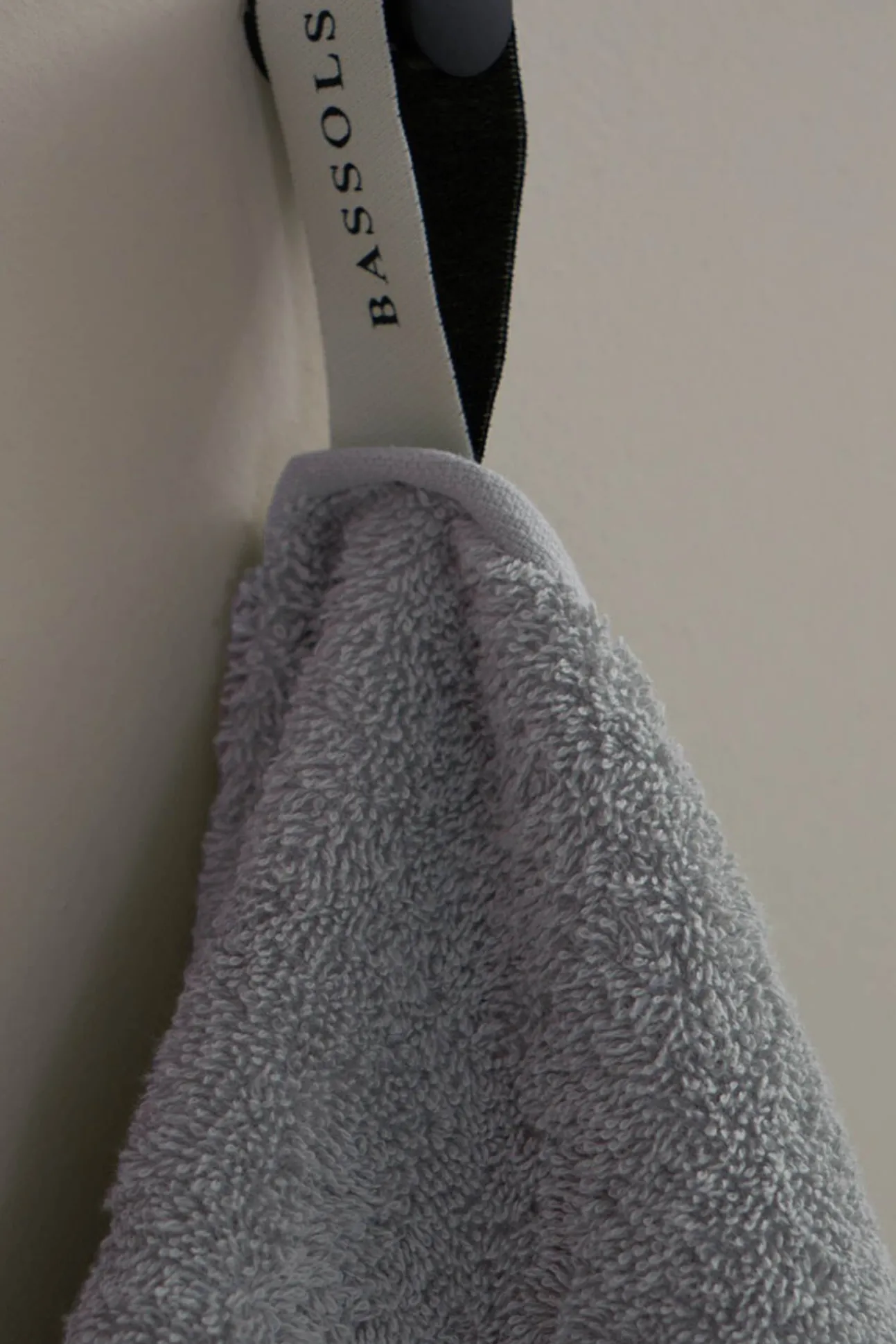 Toalla tocador wonder 550g rizo americano gris 30x50