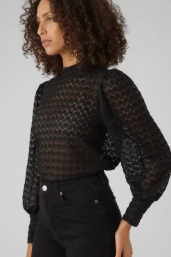 Top de encaje cuello cerrado