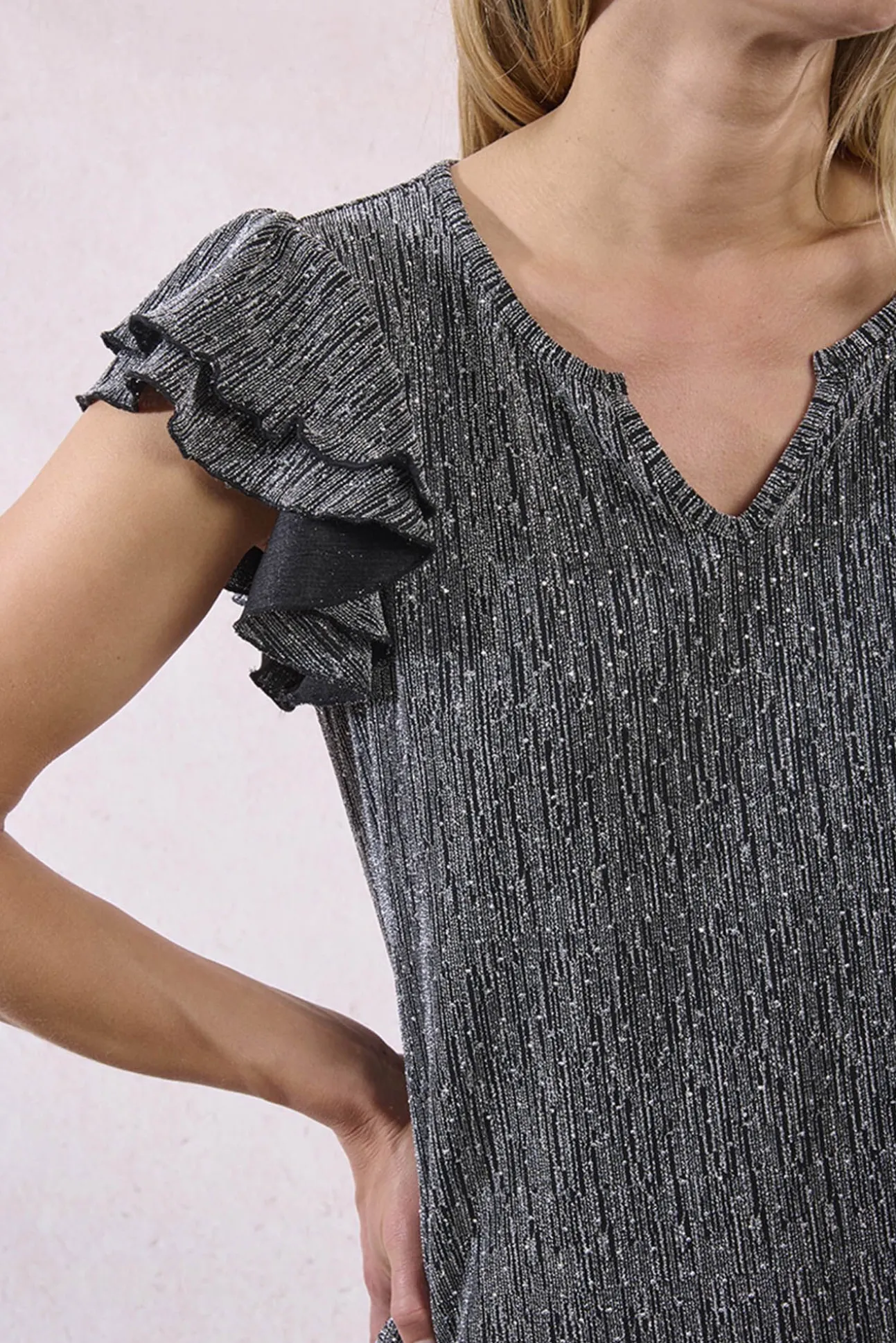 Top de manga corta detalle volantes