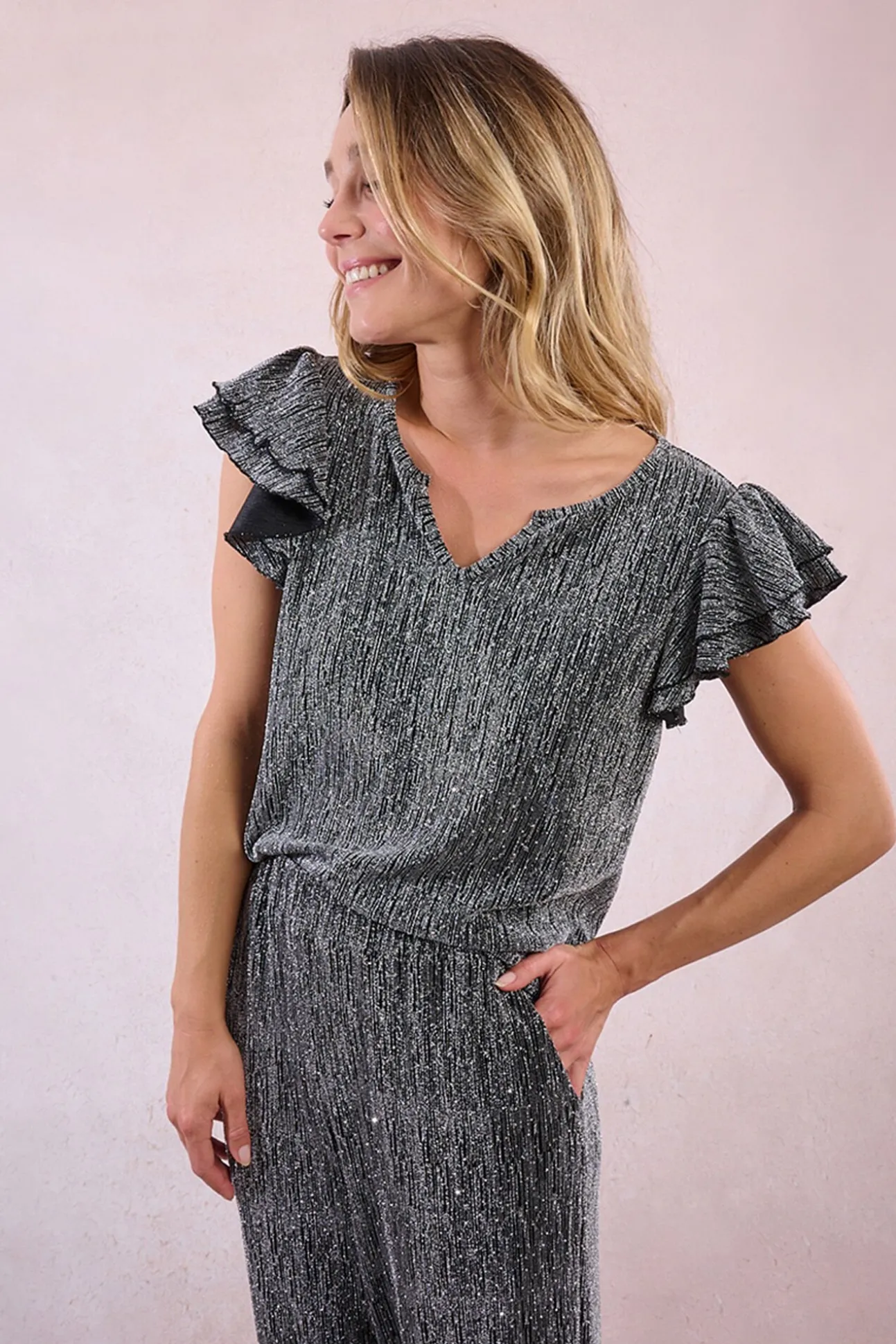 Top de manga corta detalle volantes