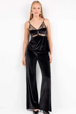 Top de terciopelo suave con detalles de encaje refinado