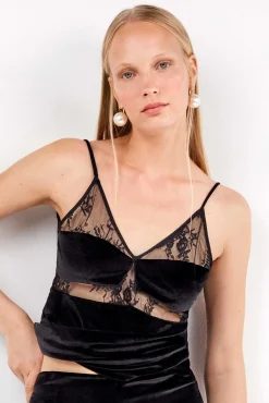 Top de terciopelo suave con detalles de encaje refinado