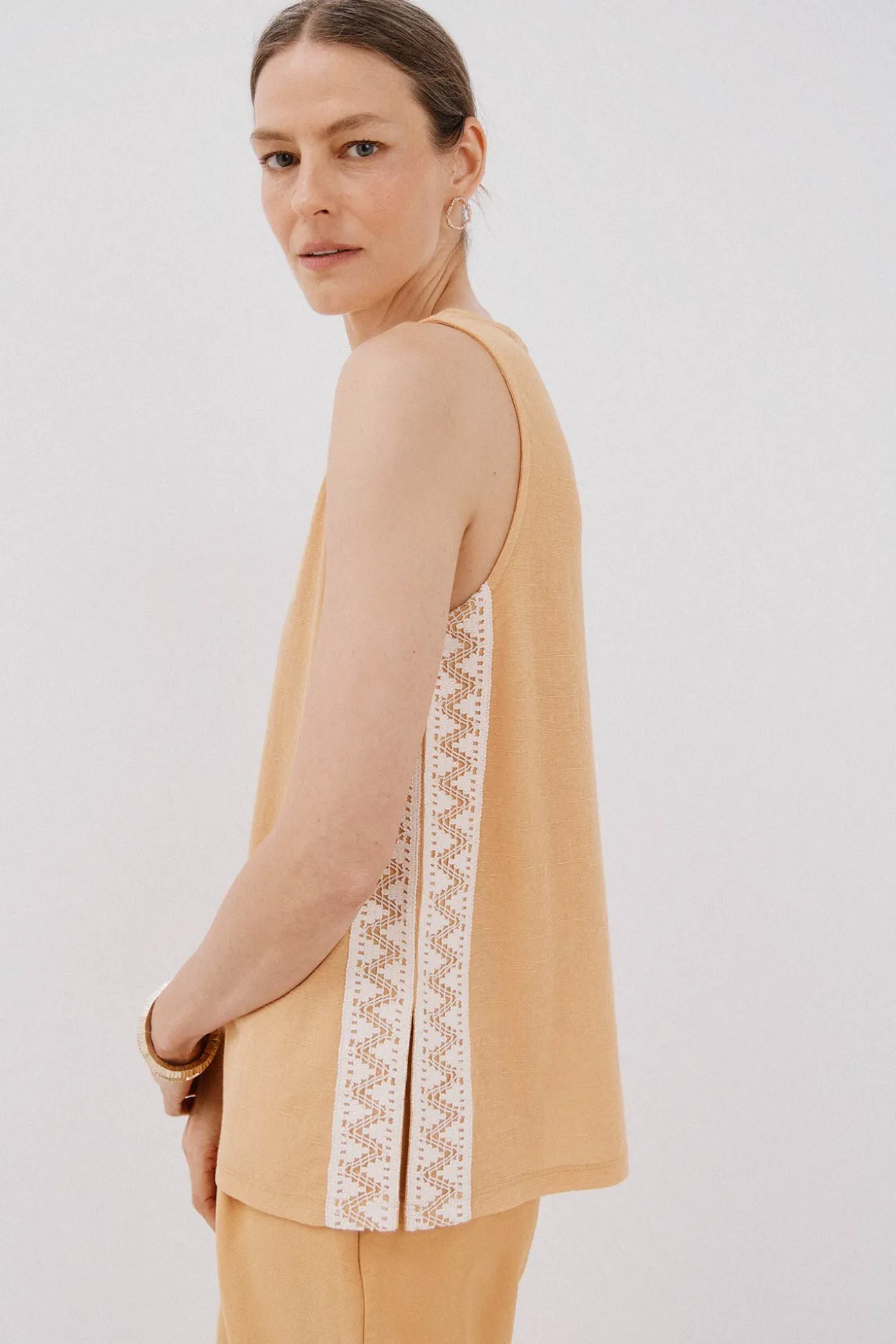 Top detalle puntilla crochet lateral