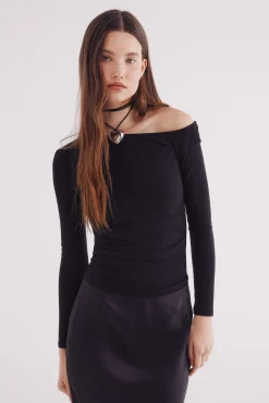 Top escote asimétrico