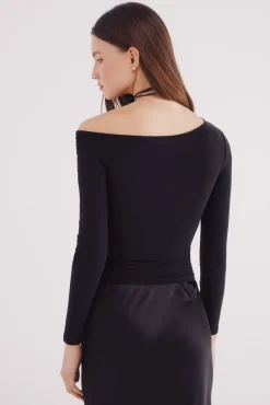 Top escote asimétrico