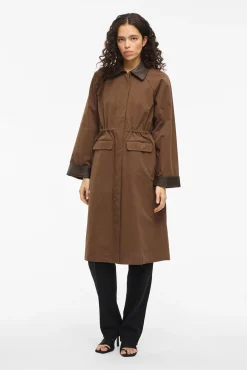 Trench largo con cuello y puños de polipiel