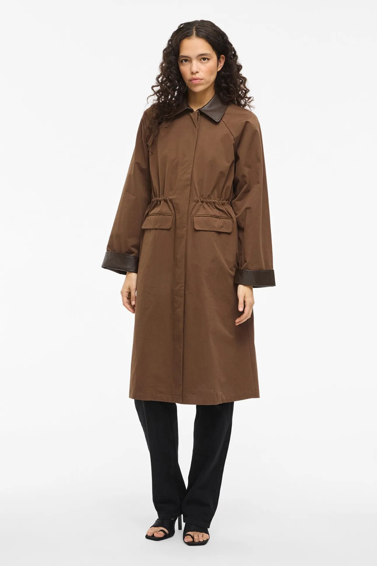 Trench largo con cuello y puños de polipiel