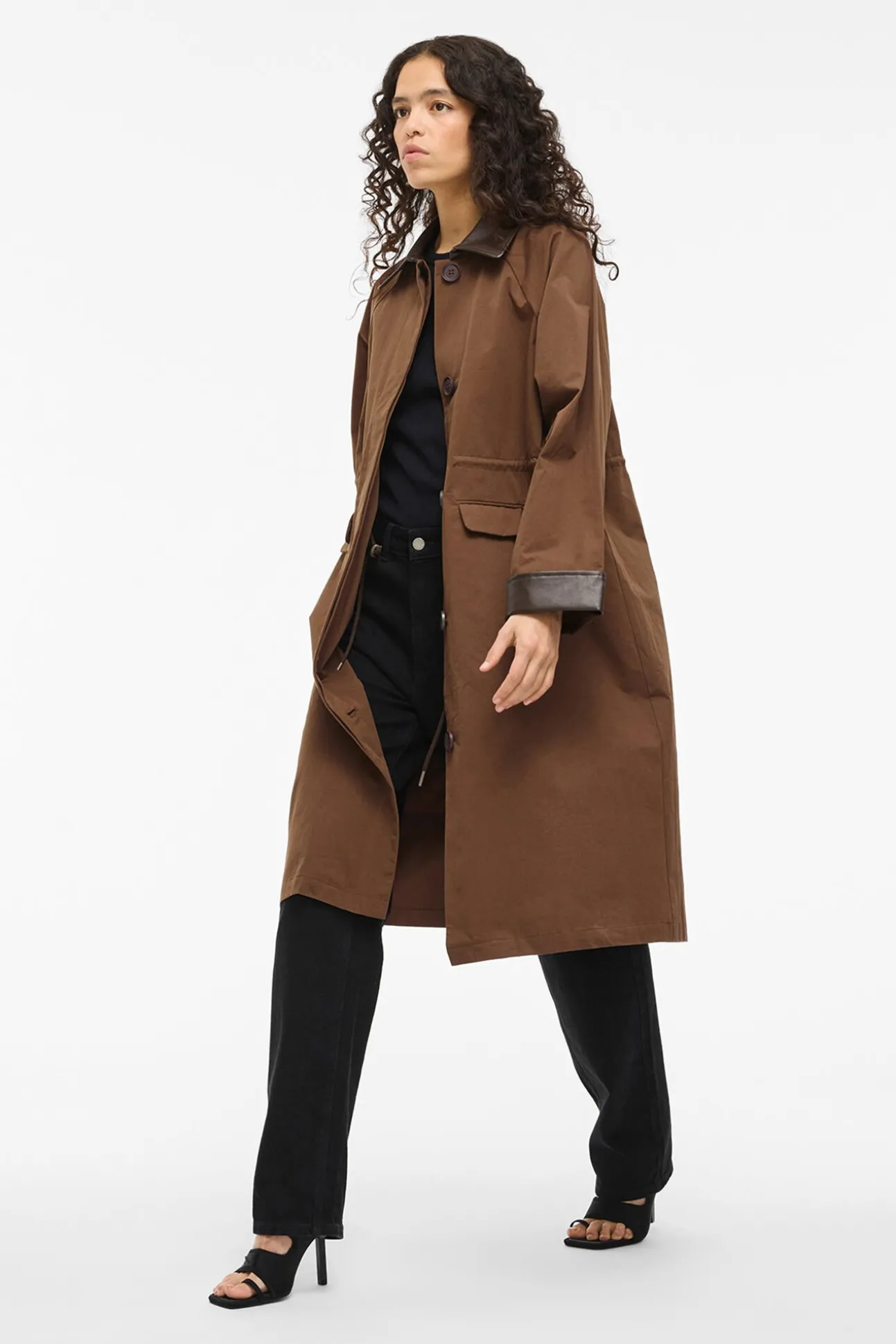 Trench largo con cuello y puños de polipiel